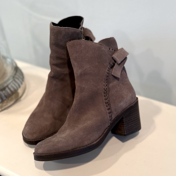 UGG women's Fraise whipstitch chunky heel suede  ankle boots size 8 - Picture 4 of 16